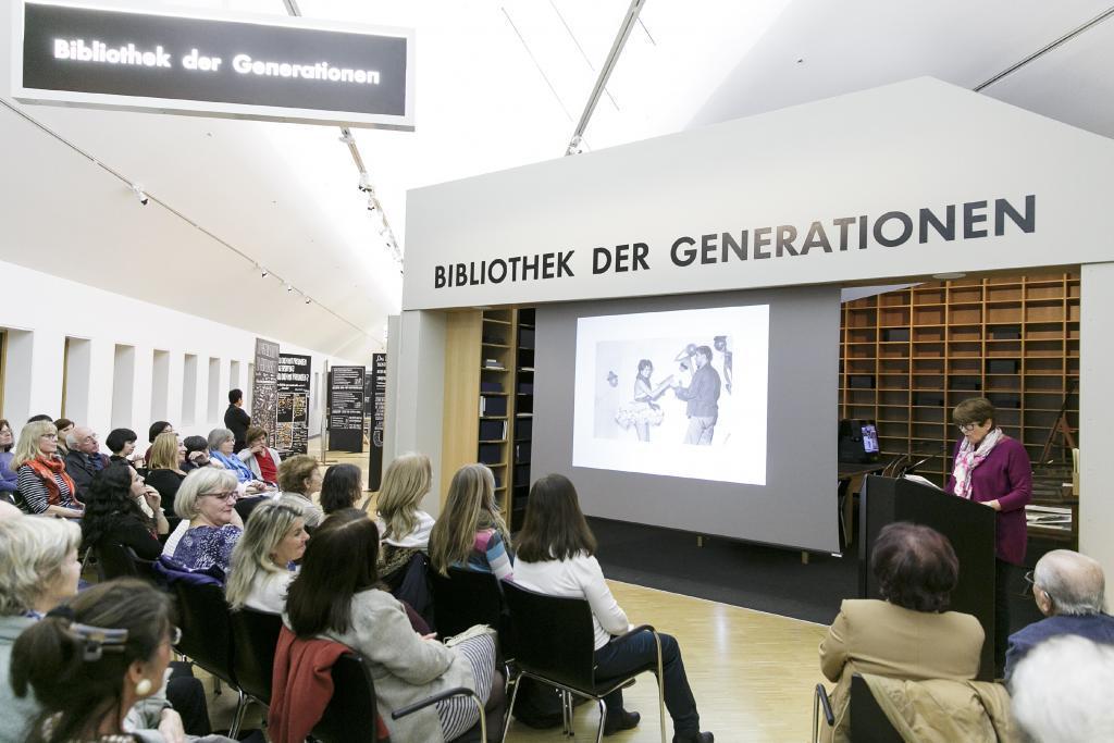 Publikum sitzt vor der Bibliothek der Generationen, Foto: Stefanie Kösling