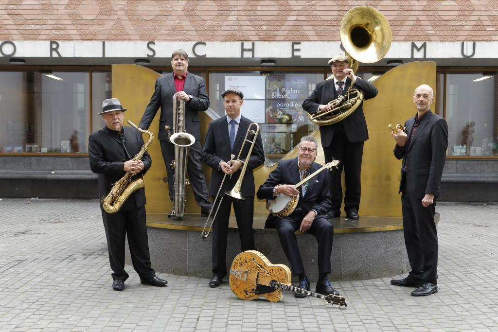 Band Allstars mit Instrumenten vor dem Historischen Museum 