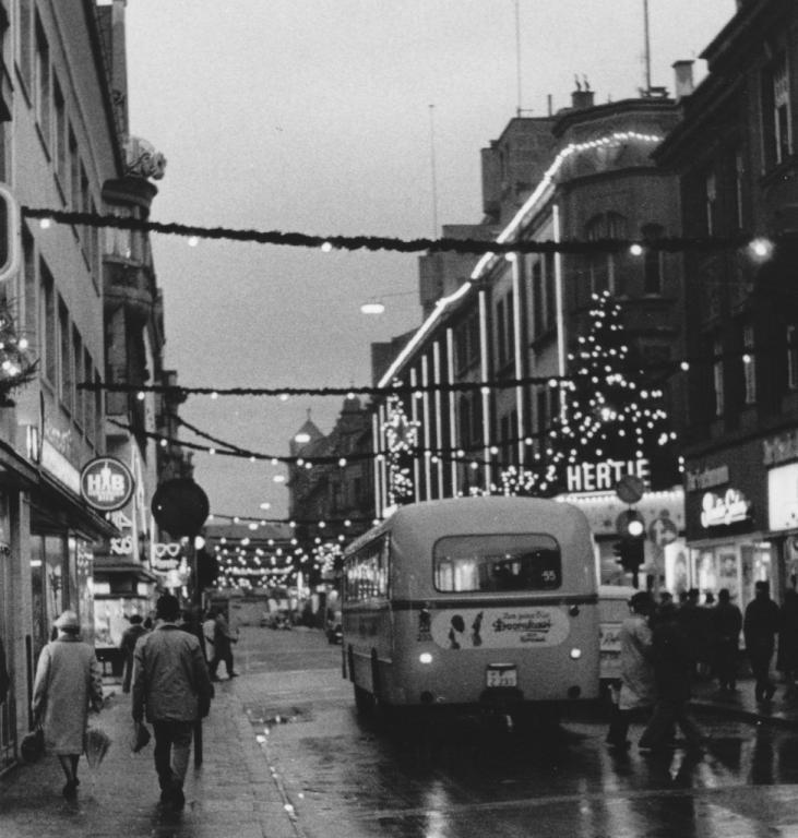 Schwarz-weiße Fotografie einer befahrenen Höchster Straße in den 1950er Jahren