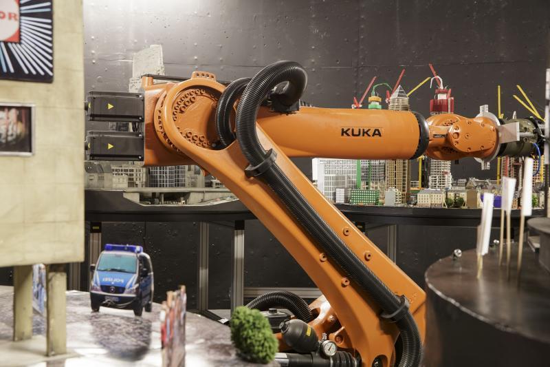 Kuka Roboter zwischen den Modellen der Installation 